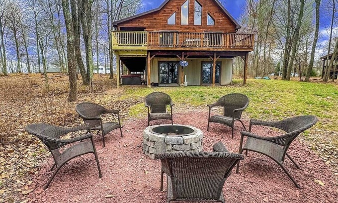 Ebervale Maison | Log Cabin POCONO, PRIVATE, FREE WIFI HOT TUB POOL TABLE , FREE TESLA EV CHARGER