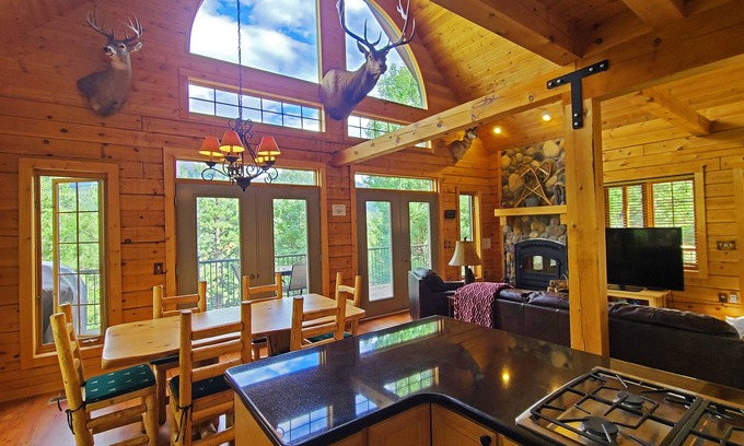 Rainbow Valley Cabine | LOG CABIN w/Mtn View, Hot Tub, & Fireplace!