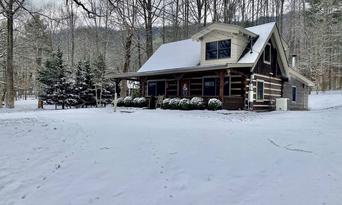 Townsend Cabine | Log Cabin, walk to Cades Cove and just minutes from Gatlinburg with a view!
