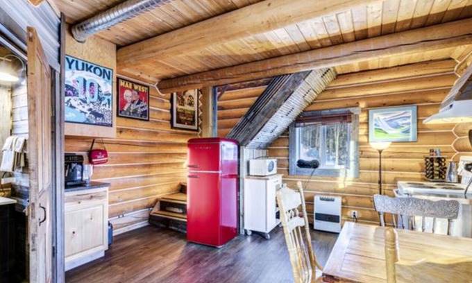 Yukon Cabine | Log Cabin with Amazing Mountain & Lake Views (allergy-friendly)