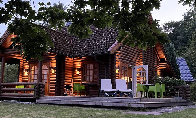 Wiefelstede Maison | Maison en rondins avec WiFi: RÊVEZ IDYLLE DIRECTEMENT SUR LE LAC "