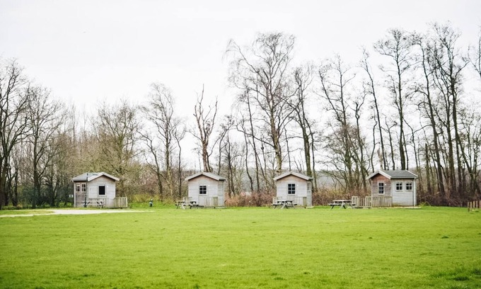 Vogelenzang Location De VR | Log cabins are a basic accommodation if you don't want to rent an expensive hotel room or chalet. Ideal for cyclists, backpackers, and hikers.