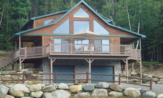 Errol Chalet De Ski | Chalet en bois surplombant l'étang et le coucher de soleil sur la montagne!