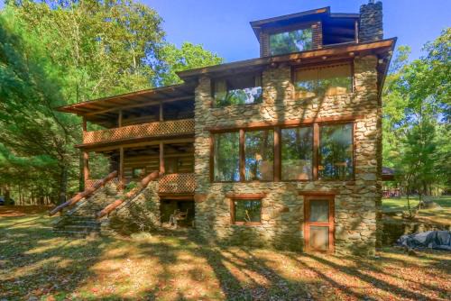Clarion Maison | Log Home -wifi-pet Friendly-pavilion