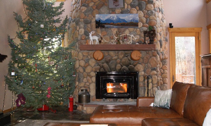 Colorado Springs Cabine | Grand lodge with pine forest, privacy, luxury hot-tub & WiFi in Colorado Springs