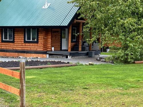 Central Okanagan Maison | Log lofted rustic cabin in woods