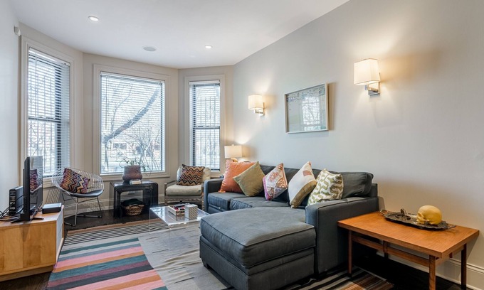 Logan Square Appartement | Logan Blvd Luxury! Enjoy the Well-Equipped Kitchen and Prime Location by AllSet Turnover