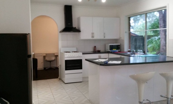 Eagleby Maison | Logan Hospital Dreamworld. Tamborine. upmarket area 3 bed furnished, ask pets.