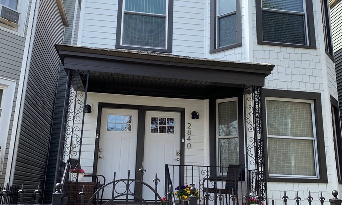 Avondale Maison | LOGAN SQUARE: Chic, confortable 1er étage 2 BDRM APT! Parking incld!