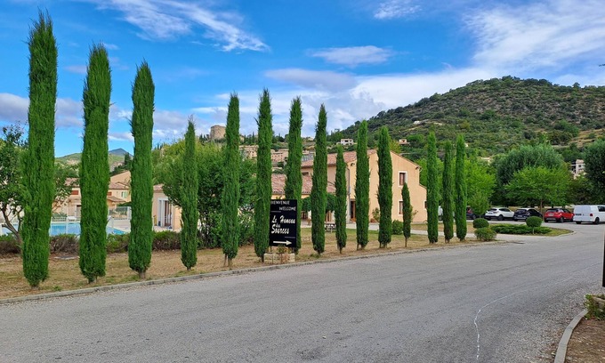 Montbrun-les-Bains Appartement | Logement 2 chambres avec terrasse et piscine, Hameau des Sources.