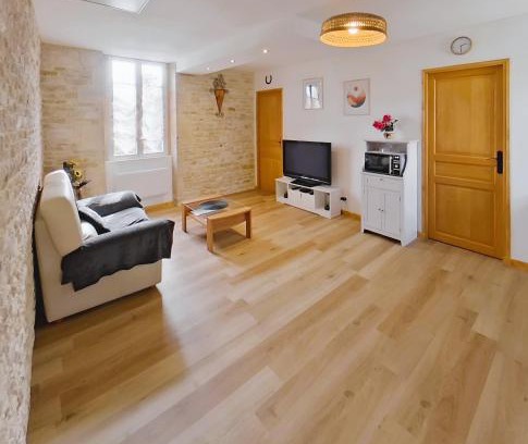Reviers Appartement | Logement cosy parking privé situé au cœur du village