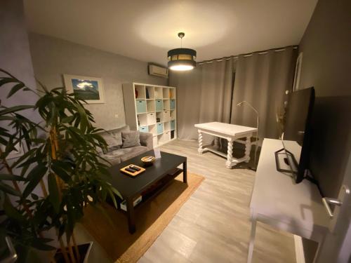 Saint-Maurice-de-Beynost Appartement | Logement entier - 2 Chambres - Parking privé - 15 min Lyon et Aéroport