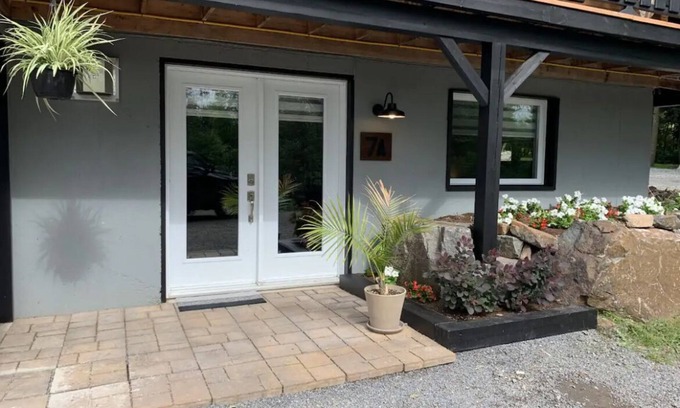 Brownsburg-Chatham Appartement | Logement Tranquille en Nature, Près de Toutes les Commodités!