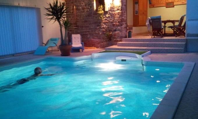 Uzemain Maison | LOGIS DE CHARME 4 épis gites france + PISCINE COUVERTE AVRil à FIN OCTOBRE