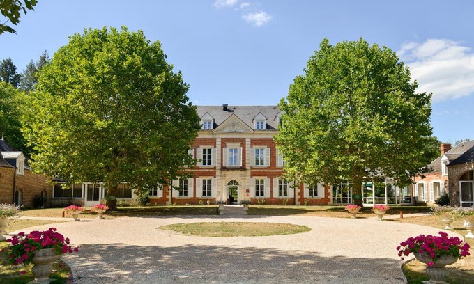 Salbris Hôtel | Logis Domaine De Valaudran