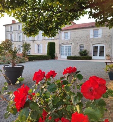 Tonnay-Boutonne Hôtel | Logis Domaine du Prieuré