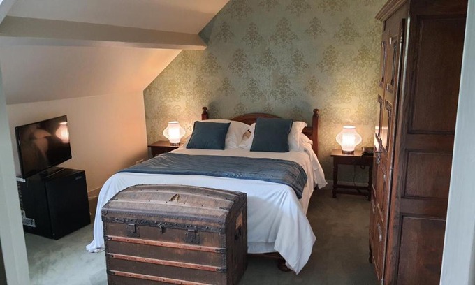 Germigny-l'Eveque Hôtel | LOGIS - Hôtel & Restaurant Le Gonfalon