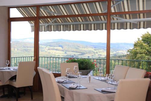 Chateau-Chinon Hôtel | Logis Hôtel-Restaurant Au Vieux Morvan, au cœur de la Bourgogne, Piscine & Spa, Hôtel Climatisé