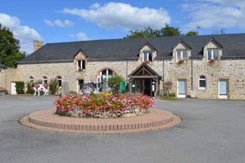 Mezangers Hôtel | Logis Hôtel Restaurant Relais Du Gué De Selle
