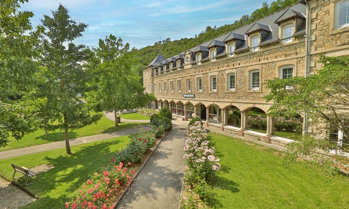 Salles-la-Source Hôtel | LOGIS HOTEL L'HÔTEL DES BAINS - Salles-la-Source