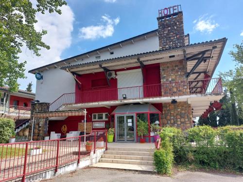 Grisolles Hôtel | Logis Hotels - Hôtel et Restaurant Le Relais des Garrigues
