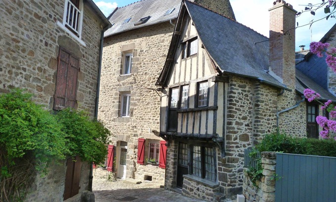 Lanvallay Appartement | Situé sur le Port de Dinan, charmant duplex de caractère et chaleureux