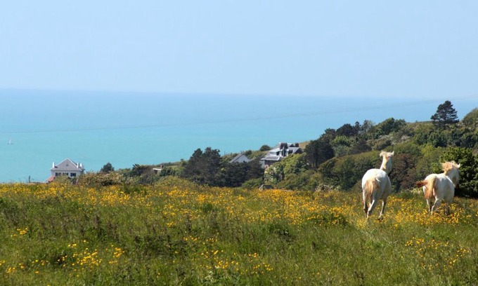 Dieppe Chalet De Ski | LOGT VUE MER AVEC TRAMPOLINE ET PONEY le long du GR