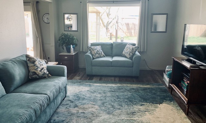 Woodward Maison | Lola’s on Maple - Mise à jour, Moderne, Confortable, Confortable, Relaxant.