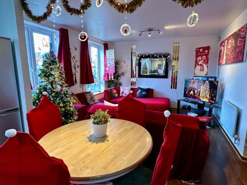 Edmonton Appartement | London 2 Bed 2 Bath Apartment Holiday Home - Free Parking - 3min walk to the Train station - 19min to London Liverpool Street 5min to Victoria Line 1GB Broadband super fast Internet GROUND FLOOR 100s of shops restaurants bakeries 24-hour ASDA superstore
