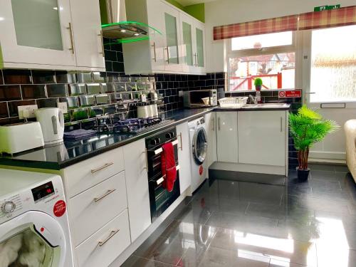 Valentines Appartement | London 2 Bedroom Apartment, Kitchen, Reception and Private Garden