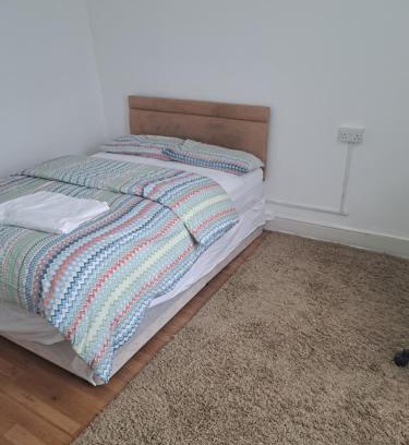 Loxford Maison | London Ilford town house - close to train station