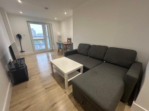 Luton Appartement | London Luton Airport Luxury Midland Apartments - GATED PARKING - Balcony - Sleeps 4