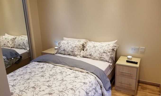 Clayhall Appartement | London Luxury 1 bed Flat 1 min Walk to Redbridge Tube Station, Parking, Aircon