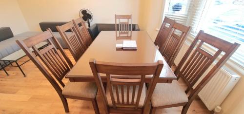 Valentines Appartement | London Luxury 3 bedroom flat, 2 bathrooms, Living Room, free parking, 4 mins to station, garden