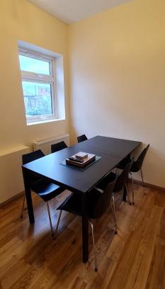 Valentines Appartement | London Luxury 3 bedroom large apartment, aircon, free parking, station 4 mins walk