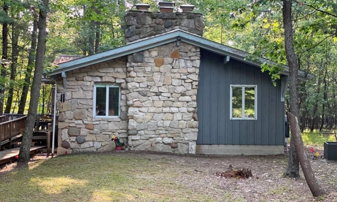 Pigeon Cabine | Lone Eagle Lodge Cozy 3-bedroom cabin, located on Sand Point near Caseville, MI
