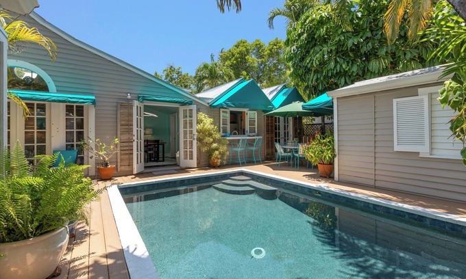 Key West Historic District Maison | LONE PALM COTTAGE ~ 3 BR, 2 Ba Home w/2 Cottages, Pool & Parking!