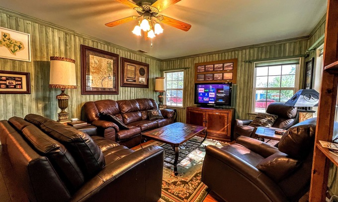 San Angelo Maison | Lone Star House - Beautiful West Texas Charmer - 3 bedrooms; 4 beds; 2 bathrooms