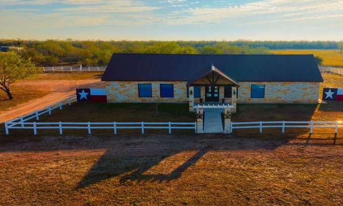Hargill Villa | Lone Star Luxury Ranch - 4-Bed, 3-Bath, Swimming Pool, Grill, Washer/Dryer, WiFi