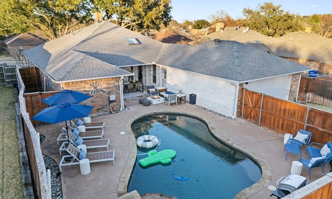 North Central Carrollton Maison | Lone Star Retreat - Game Room - Pool - Spa