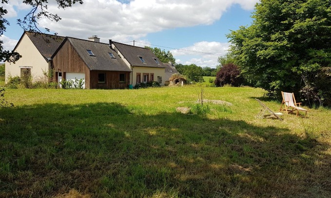 Chateaubourg Lit Et Petit-Déjeuner | Longère (130m²) au calme de la campagne: 5 chambres, grande cuisine, jardin.