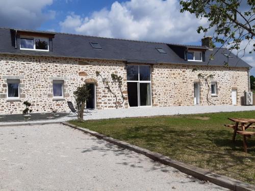 Saint-Leonard-des-Bois Maison | Longère rénovée avec charme, 5 chambres, grand jardin, proche du village, idéale pour 15 pers. - FR-1-410-355