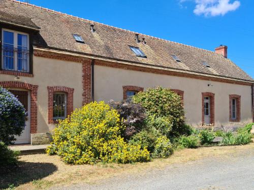Connerre Maison | Longère sarthoise rénovée, à 20 min du Mans, 4 chambres, poêle à granulés, parking privé - FR-1-410-376