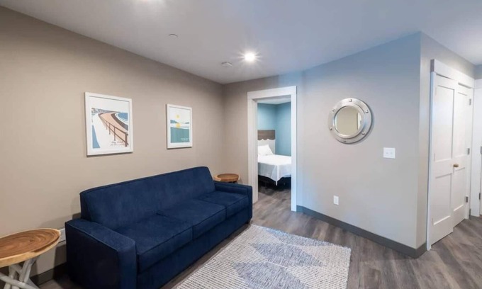 Gloucester Appartement | Long Beach Suites: Steps To Beach, Newly Built