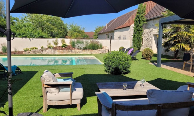 Marnay Maison | Longère with swimming pool, ideal for 5 couples with 8 children/teenagers.