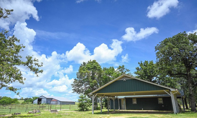 Edom Maison | Longhorn Lake House - Arcridgeranchresort.com