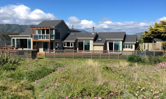 Waikanae Maison | Longshore: Absolute beachfront, spa, tennis, piscine