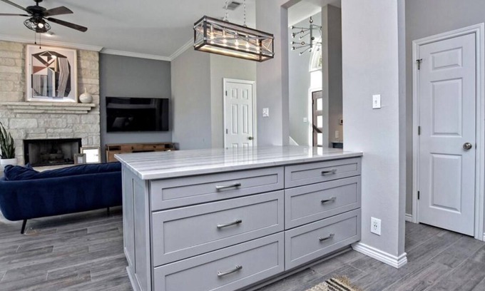 Jonestown Maison | Longterm Lake House with Views and Hot Tub