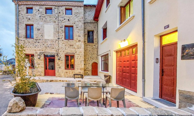 Rozier-Cotes-d'Aurec Maison | Look forward to the vacation in the cottage surrounded by beautiful nature.