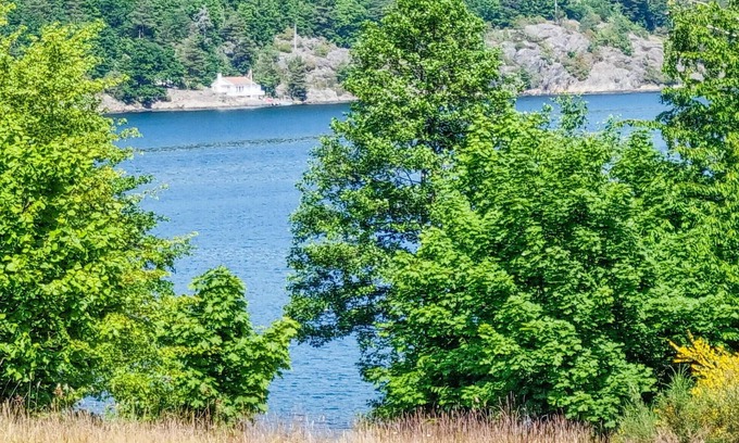 Risor Maison | Look forward to a great time with the family in this vacation home with fjord view!